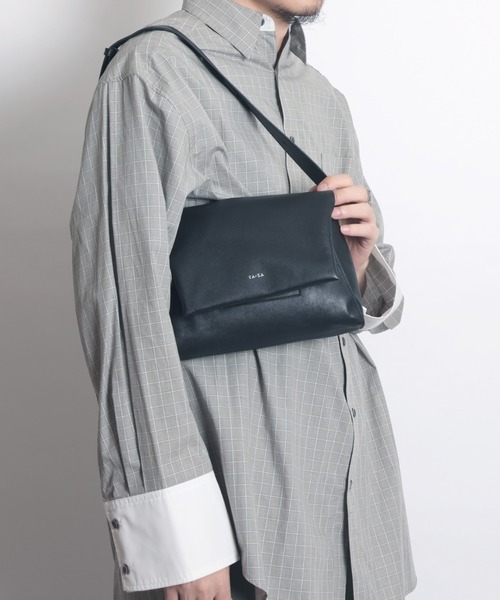 YArKA（ヤーカ）の「【YArKA/ヤーカ】real leather fluffy flap shoulder bag [tdht6] / リアルレザーふんわりフラップショルダー（ハンドバッグ・メンズ・ブラック・FREE）」の4枚目の写真