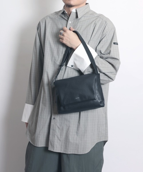 YArKA（ヤーカ）の「【YArKA/ヤーカ】real leather fluffy flap shoulder bag [tdht6] / リアルレザーふんわりフラップショルダー（ハンドバッグ・メンズ・ブラック・FREE）」の11枚目の写真