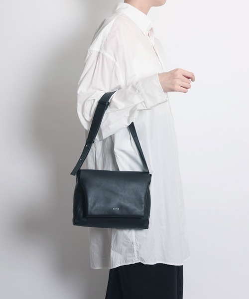 YArKA（ヤーカ）の「【YArKA/ヤーカ】real leather fluffy flap shoulder bag [tdht6] / リアルレザーふんわりフラップショルダー（ハンドバッグ・メンズ・ブラック・FREE）」の12枚目の写真