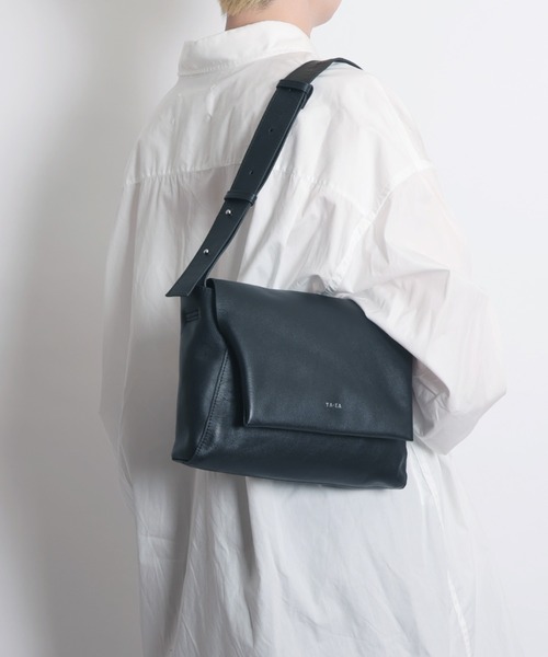 YArKA（ヤーカ）の「【YArKA/ヤーカ】real leather fluffy flap shoulder bag [tdht6] / リアルレザーふんわりフラップショルダー（ハンドバッグ・メンズ・ブラック・FREE）」の15枚目の写真