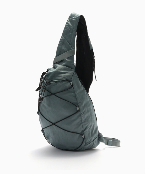 C.P. COMPANY（シーピーカンパニー）の「C.P.Company / シーピーカンパニー NYLON B CROSSBODY BACKPACK（バックパック/リュック・メンズ・ブルー系その他/イエロー/グレー・FREE）」の2枚目の写真