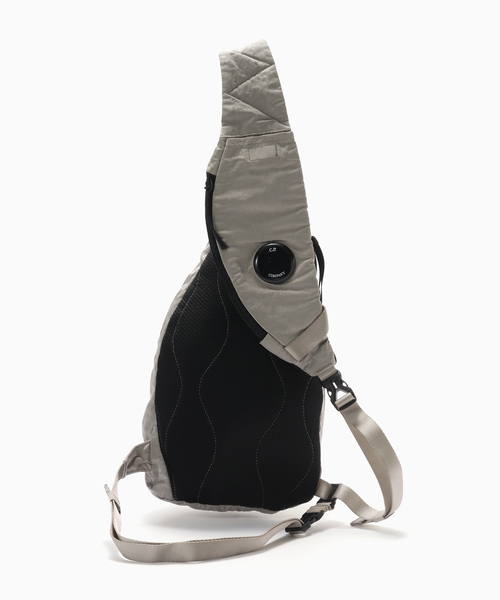 C.P. COMPANY（シーピーカンパニー）の「C.P.Company / シーピーカンパニー NYLON B CROSSBODY BACKPACK（バックパック/リュック・メンズ・ブルー系その他/イエロー/グレー・FREE）」の11枚目の写真