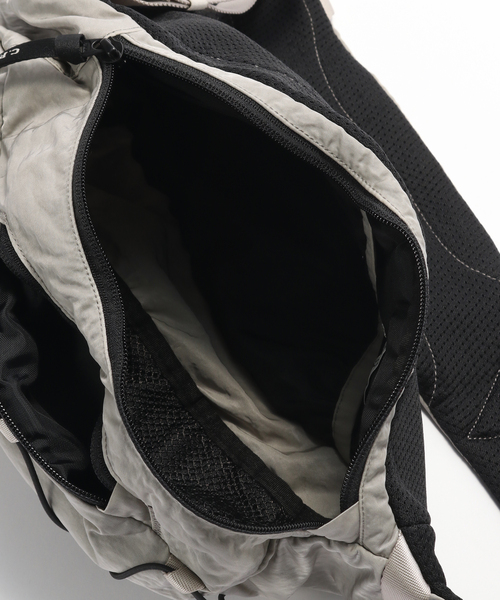 C.P. COMPANY（シーピーカンパニー）の「C.P.Company / シーピーカンパニー NYLON B CROSSBODY BACKPACK（バックパック/リュック・メンズ・ブルー系その他/イエロー/グレー・FREE）」の9枚目の写真