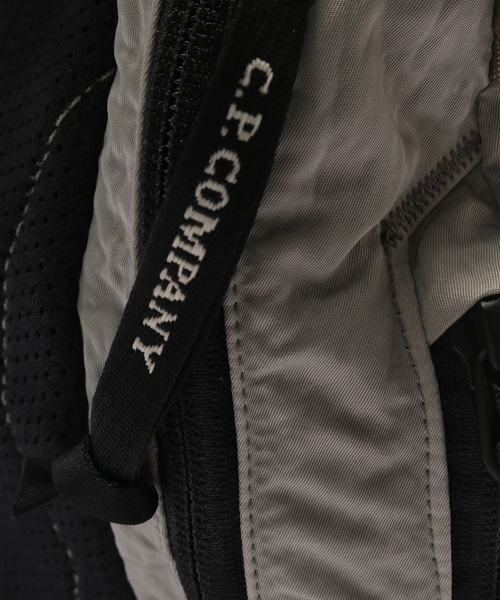 C.P. COMPANY（シーピーカンパニー）の「C.P.Company / シーピーカンパニー NYLON B CROSSBODY BACKPACK（バックパック/リュック・メンズ・ブルー系その他/イエロー/グレー・FREE）」の6枚目の写真