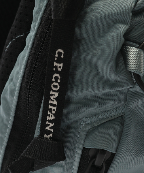 C.P. COMPANY（シーピーカンパニー）の「C.P.Company / シーピーカンパニー NYLON B CROSSBODY BACKPACK（バックパック/リュック・メンズ・ブルー系その他/イエロー/グレー・FREE）」の5枚目の写真