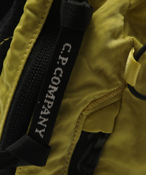 C.P. COMPANY（シーピーカンパニー）の「C.P.Company / シーピーカンパニー NYLON B CROSSBODY BACKPACK（バックパック/リュック・メンズ・ブルー系その他/イエロー/グレー・FREE）」の4枚目の写真
