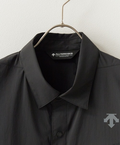 DESCENTE ALLTERRAIN（デサント　オルテライン）の「DESCENTE ALLTERRAIN/デサントオルテライン WIND SHELL H/S SHIRT PB. 半袖シャツ 撥水 ポケッタブル 2026年 夏 夏服（シャツ/ブラウス・メンズ・ブラック・O/M/L）」の8枚目の写真