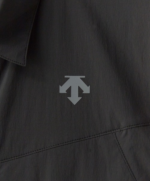 DESCENTE ALLTERRAIN（デサント　オルテライン）の「DESCENTE ALLTERRAIN/デサントオルテライン WIND SHELL H/S SHIRT PB. 半袖シャツ 撥水 ポケッタブル 2026年 夏 夏服（シャツ/ブラウス・メンズ・ブラック・O/M/L）」の7枚目の写真