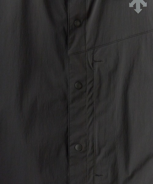 DESCENTE ALLTERRAIN（デサント　オルテライン）の「DESCENTE ALLTERRAIN/デサントオルテライン WIND SHELL H/S SHIRT PB. 半袖シャツ 撥水 ポケッタブル 2026年 夏 夏服（シャツ/ブラウス・メンズ・ブラック・O/M/L）」の6枚目の写真