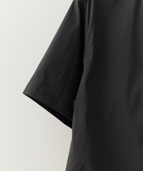 DESCENTE ALLTERRAIN（デサント　オルテライン）の「DESCENTE ALLTERRAIN/デサントオルテライン WIND SHELL H/S SHIRT PB. 半袖シャツ 撥水 ポケッタブル 2026年 夏 夏服（シャツ/ブラウス・メンズ・ブラック・O/M/L）」の5枚目の写真