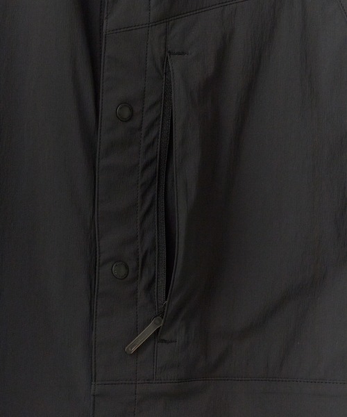 DESCENTE ALLTERRAIN（デサント　オルテライン）の「DESCENTE ALLTERRAIN/デサントオルテライン WIND SHELL H/S SHIRT PB. 半袖シャツ 撥水 ポケッタブル 2026年 夏 夏服（シャツ/ブラウス・メンズ・ブラック・O/M/L）」の3枚目の写真