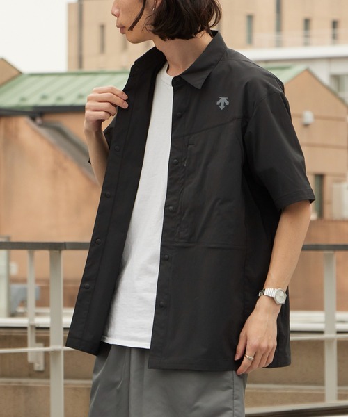 DESCENTE ALLTERRAIN（デサント　オルテライン）の「DESCENTE ALLTERRAIN/デサントオルテライン WIND SHELL H/S SHIRT PB. 半袖シャツ 撥水 ポケッタブル 2026年 夏 夏服（シャツ/ブラウス・メンズ・ブラック・O/M/L）」の18枚目の写真