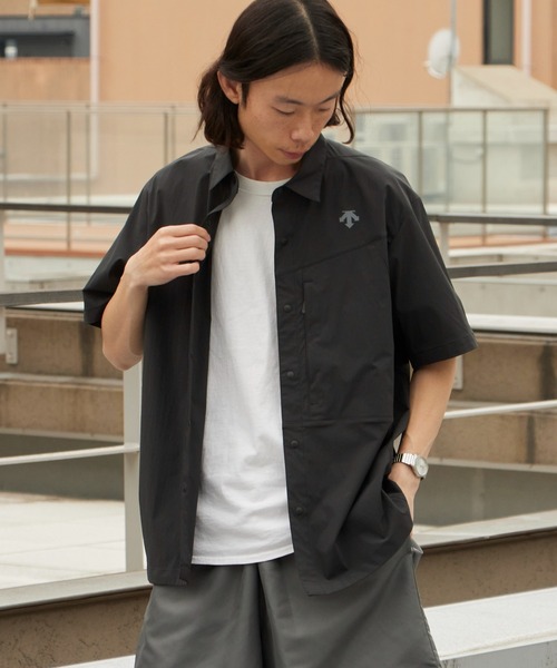 DESCENTE ALLTERRAIN（デサント　オルテライン）の「DESCENTE ALLTERRAIN/デサントオルテライン WIND SHELL H/S SHIRT PB. 半袖シャツ 撥水 ポケッタブル 2026年 夏 夏服（シャツ/ブラウス・メンズ・ブラック・O/M/L）」の17枚目の写真