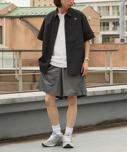 DESCENTE ALLTERRAIN（デサント　オルテライン）の「DESCENTE ALLTERRAIN/デサントオルテライン WIND SHELL H/S SHIRT PB. 半袖シャツ 撥水 ポケッタブル 2026年 夏 夏服（シャツ/ブラウス・メンズ・ブラック・O/M/L）」の16枚目の写真
