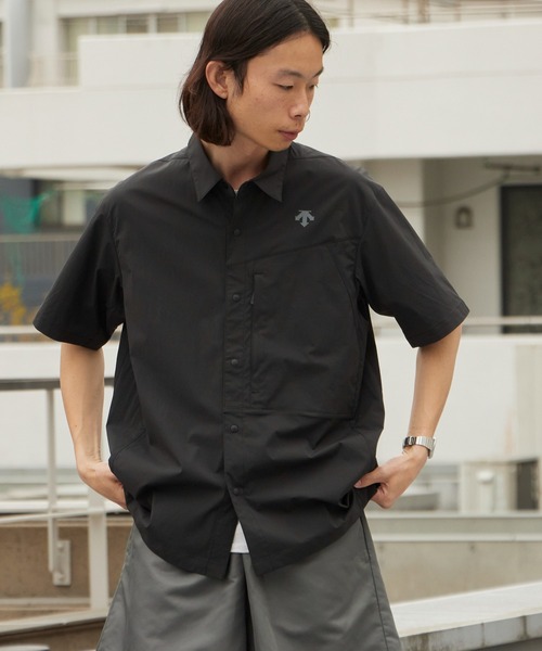 DESCENTE ALLTERRAIN（デサント　オルテライン）の「DESCENTE ALLTERRAIN/デサントオルテライン WIND SHELL H/S SHIRT PB. 半袖シャツ 撥水 ポケッタブル 2026年 夏 夏服（シャツ/ブラウス・メンズ・ブラック・O/M/L）」の13枚目の写真