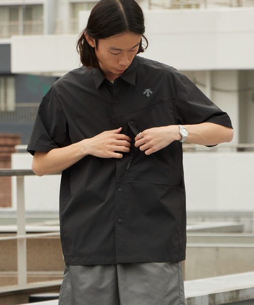 DESCENTE ALLTERRAIN（デサント　オルテライン）の「DESCENTE ALLTERRAIN/デサントオルテライン WIND SHELL H/S SHIRT PB. 半袖シャツ 撥水 ポケッタブル 2026年 夏 夏服（シャツ/ブラウス・メンズ・ブラック・O/M/L）」の12枚目の写真