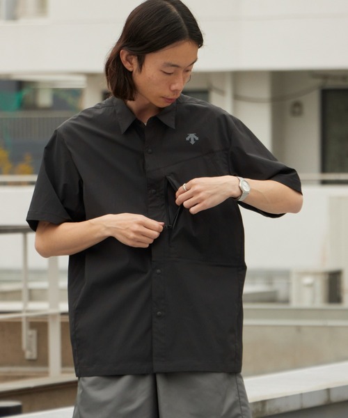 DESCENTE ALLTERRAIN（デサント　オルテライン）の「DESCENTE ALLTERRAIN/デサントオルテライン WIND SHELL H/S SHIRT PB. 半袖シャツ 撥水 ポケッタブル 2026年 夏 夏服（シャツ/ブラウス・メンズ・ブラック・O/M/L）」の11枚目の写真