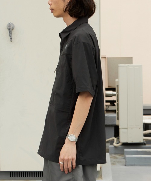 DESCENTE ALLTERRAIN（デサント　オルテライン）の「DESCENTE ALLTERRAIN/デサントオルテライン WIND SHELL H/S SHIRT PB. 半袖シャツ 撥水 ポケッタブル 2026年 夏 夏服（シャツ/ブラウス・メンズ・ブラック・O/M/L）」の10枚目の写真