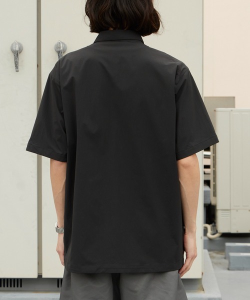 DESCENTE ALLTERRAIN（デサント　オルテライン）の「DESCENTE ALLTERRAIN/デサントオルテライン WIND SHELL H/S SHIRT PB. 半袖シャツ 撥水 ポケッタブル 2026年 夏 夏服（シャツ/ブラウス・メンズ・ブラック・O/M/L）」の9枚目の写真