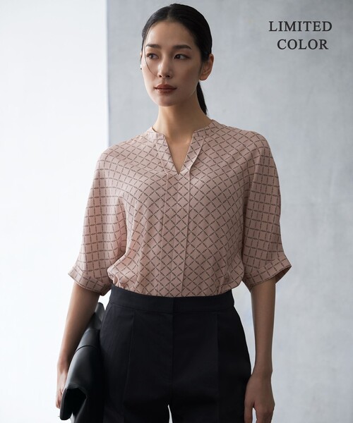 ICB(アイシービー)の「BackSatinAmunzen 5分袖キーネックブラウス(シャツ/ブラウス・レディース・アイボリー系/サックスブルー系8/ブラック系8/スカイブルー系/ローズ系5/ローズ系/ブラック系/ライトイエロー系5/ブラック系2/ホワイト系1/ダークグリーン系/ネイビー系/グレー系1/チャコール/ブルー系2・LARGE/X-LARGE)」の15枚目の写真