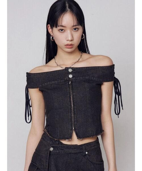 EMODA（エモダ）の「デニムオフショルダートップ（Tシャツ/カットソー・レディース・ライトブルー/ブラウン/インディゴブルー・FREE）」の2枚目の写真