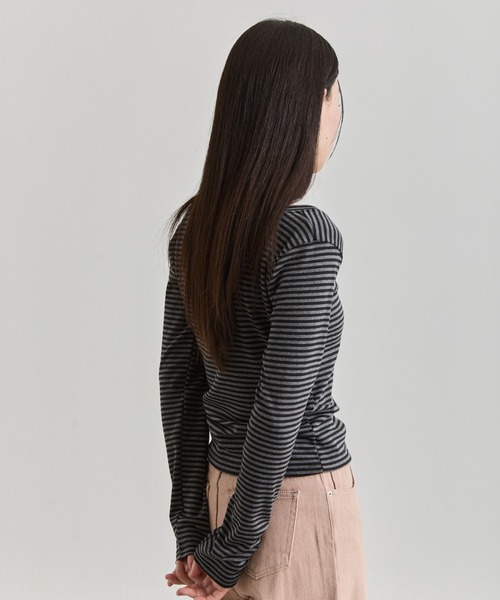 NUJOH(ヌゾ)の「Stripe Henley Top / ボーダーヘンリートップス(Tシャツ/カットソー・レディース・ブラック・FREE)」の6枚目の写真