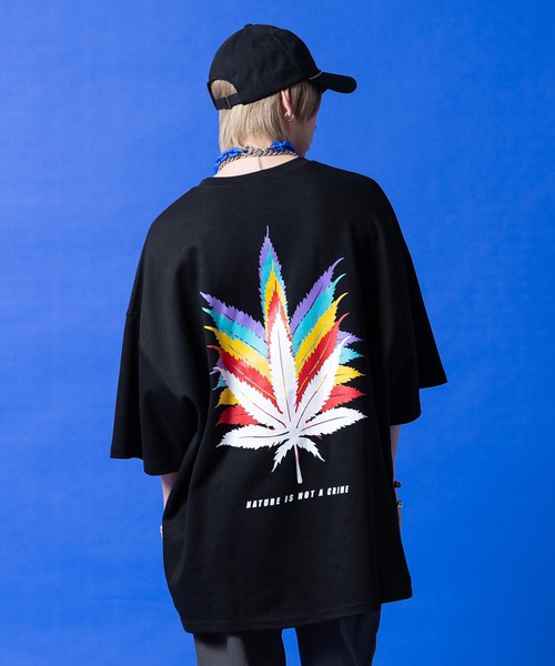 a.p.o.v.(エーピーオービー)の「a.p.o.v. レインボーマリファナバックビッグプリントオーバーサイズTシャツ(Tシャツ/カットソー・メンズ・ブラック/ホワイト・ONESIZE)」の1枚目の写真