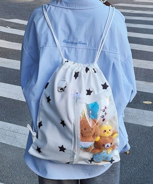 LAC-VERT(ラック・ヴェール)の「【推し活・痛バッグ】クリアポケット付き星柄ナップサック(バックパック/リュック・レディース・ブラック/ホワイト・FREE)」の2枚目の写真