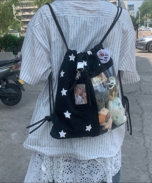 LAC-VERT(ラック・ヴェール)の「【推し活・痛バッグ】クリアポケット付き星柄ナップサック(バックパック/リュック・レディース・ブラック/ホワイト・FREE)」の1枚目の写真