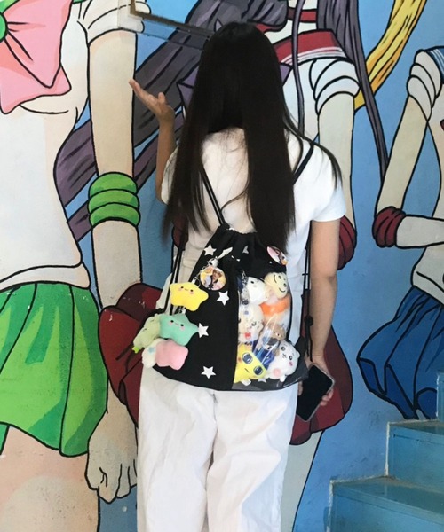 LAC-VERT(ラック・ヴェール)の「【推し活・痛バッグ】クリアポケット付き星柄ナップサック(バックパック/リュック・レディース・ブラック/ホワイト・FREE)」の5枚目の写真