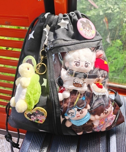 LAC-VERT(ラック・ヴェール)の「【推し活・痛バッグ】クリアポケット付き星柄ナップサック(バックパック/リュック・レディース・ブラック/ホワイト・FREE)」の3枚目の写真