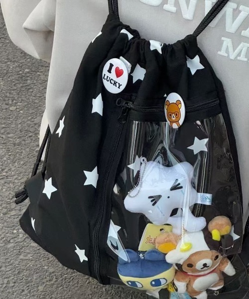 LAC-VERT(ラック・ヴェール)の「【推し活・痛バッグ】クリアポケット付き星柄ナップサック(バックパック/リュック・レディース・ブラック/ホワイト・FREE)」の4枚目の写真