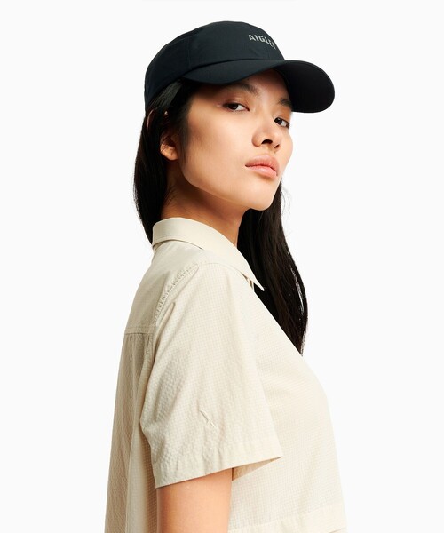 AIGLE(エーグル)の「UVカット 吸水速乾 軽量テック半袖シャツ(シャツ/ブラウス・レディース・ブラック/ホワイト・40/36/38/34)」の8枚目の写真