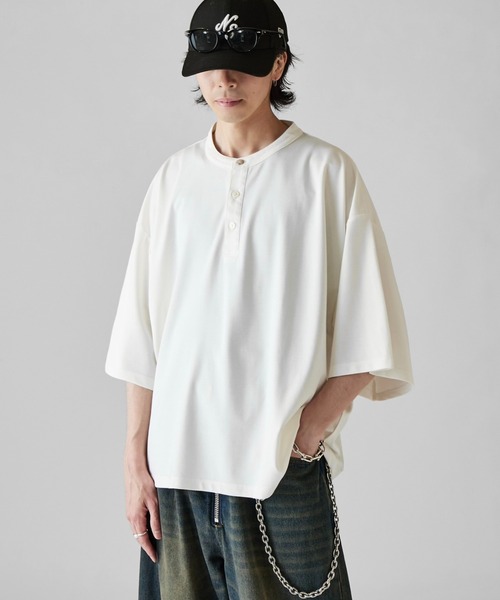 Lui's（ルイス）の「【Neucon】METAL BUTTON HENLEY NECK BIG TEE / メタルボタンヘンリーネックビッグTシャツ（Tシャツ/カットソー・メンズ・ブラック/ホワイト・1/2）」の2枚目の写真