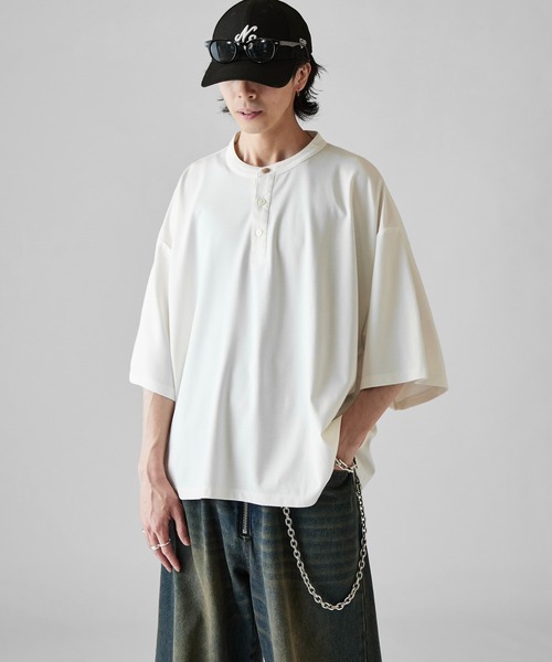 Lui's（ルイス）の「【Neucon】METAL BUTTON HENLEY NECK BIG TEE / メタルボタンヘンリーネックビッグTシャツ（Tシャツ/カットソー・メンズ・ブラック/ホワイト・1/2）」の3枚目の写真