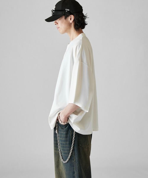 Lui's（ルイス）の「【Neucon】METAL BUTTON HENLEY NECK BIG TEE / メタルボタンヘンリーネックビッグTシャツ（Tシャツ/カットソー・メンズ・ブラック/ホワイト・1/2）」の4枚目の写真