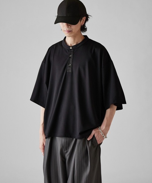 Lui's（ルイス）の「【Neucon】METAL BUTTON HENLEY NECK BIG TEE / メタルボタンヘンリーネックビッグTシャツ（Tシャツ/カットソー・メンズ・ブラック/ホワイト・1/2）」の13枚目の写真