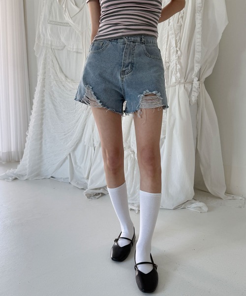 4INT.(フォイント)の「ヴィンテージ ダメージ ショート デニム パンツ(デニムパンツ・レディース・ライトブルー・S/M/L)」の1枚目の写真