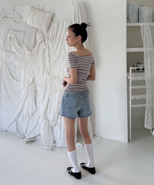 4INT.(フォイント)の「ヴィンテージ ダメージ ショート デニム パンツ(デニムパンツ・レディース・ライトブルー・S/M/L)」の3枚目の写真