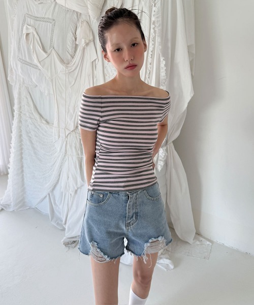 4INT.(フォイント)の「ヴィンテージ ダメージ ショート デニム パンツ(デニムパンツ・レディース・ライトブルー・S/M/L)」の6枚目の写真