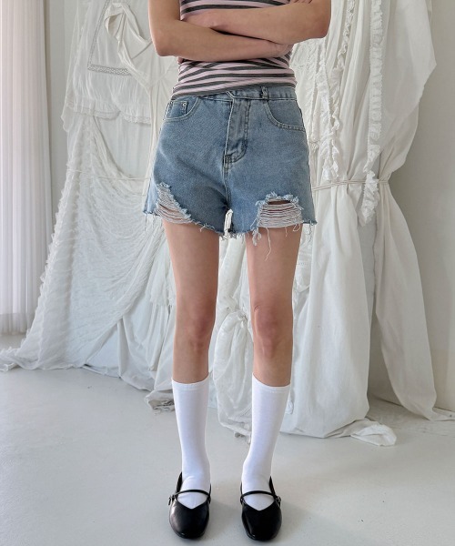 4INT.(フォイント)の「ヴィンテージ ダメージ ショート デニム パンツ(デニムパンツ・レディース・ライトブルー・S/M/L)」の8枚目の写真