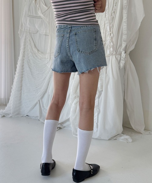 4INT.(フォイント)の「ヴィンテージ ダメージ ショート デニム パンツ(デニムパンツ・レディース・ライトブルー・S/M/L)」の10枚目の写真