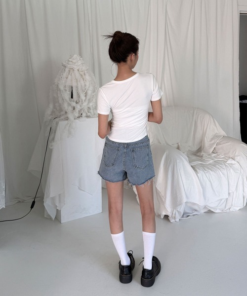 4INT.(フォイント)の「ヴィンテージ ダメージ ショート デニム パンツ(デニムパンツ・レディース・ライトブルー・S/M/L)」の21枚目の写真