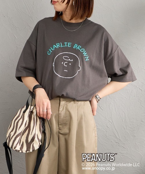 PEANUTS（ピーナッツ）の「[PEANUTS×JEANS FACTORY/ピーナッツ×ジーンズ ファクトリー] チャーリー・ブラウン / 刺繍プリントTシャツ（Tシャツ/カットソー・レディース・スミクロ/グレイッシュベージュ/ホワイト・S/M/L）」の2枚目の写真