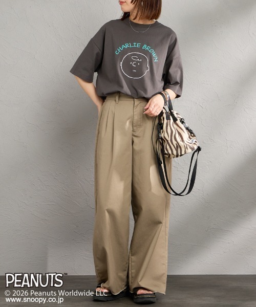 PEANUTS（ピーナッツ）の「[PEANUTS×JEANS FACTORY/ピーナッツ×ジーンズ ファクトリー] チャーリー・ブラウン / 刺繍プリントTシャツ（Tシャツ/カットソー・レディース・スミクロ/グレイッシュベージュ/ホワイト・S/M/L）」の8枚目の写真