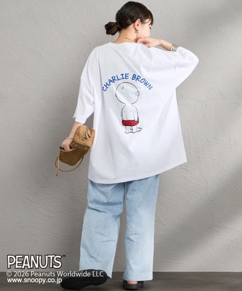 PEANUTS（ピーナッツ）の「[PEANUTS×JEANS FACTORY/ピーナッツ×ジーンズ ファクトリー] チャーリー・ブラウン / 刺繍プリントTシャツ（Tシャツ/カットソー・レディース・スミクロ/グレイッシュベージュ/ホワイト・S/M/L）」の5枚目の写真