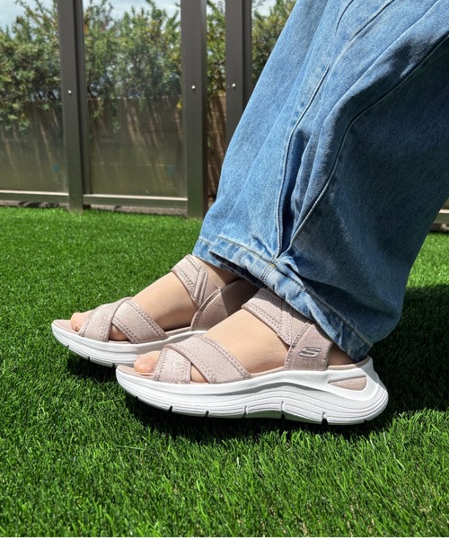 SKECHERS（スケッチャーズ）の「SKECHERS スケッチャーズ SWIFT FIT スウィフトフィット ARCH COMFORT 2.0-ENDLESS HOLIDAY 軽量 レディースサンダル(アーチコンフォート) 898094（サンダル・レディース・ブラック×ブラック/ベージュ/パープル系その他・23.0cm/24.0cm/25.0cm/26.0cm）」の2枚目の写真