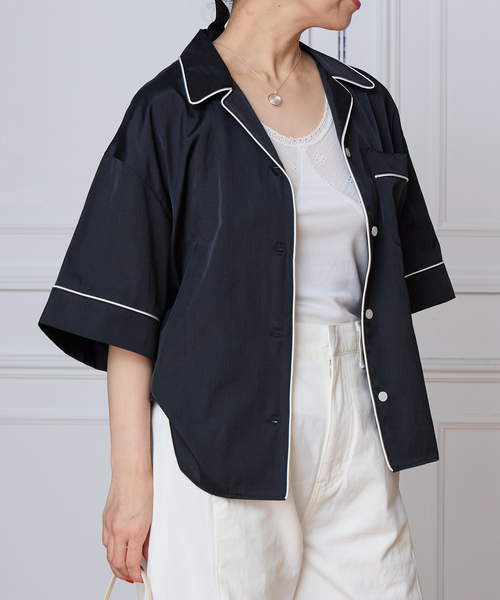 IENA LA BOUCLE(イエナラブークル)の「IENA LA BOUCLE サテン半袖シャツ(シャツ/ブラウス・レディース・ブラック/ベージュ系その他・FREE)」の4枚目の写真