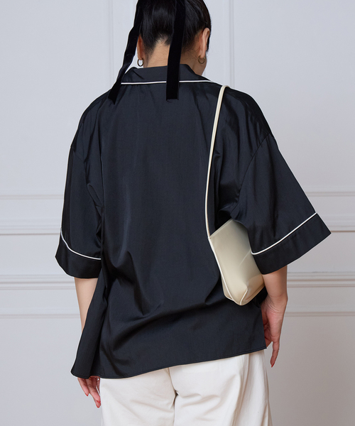 IENA LA BOUCLE(イエナラブークル)の「IENA LA BOUCLE サテン半袖シャツ(シャツ/ブラウス・レディース・ブラック/ベージュ系その他・FREE)」の6枚目の写真