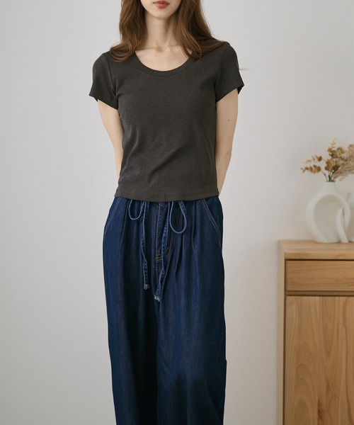 DAYRA(デイラ)の「バック カット デザイン リブ 半袖 トップス(Tシャツ/カットソー・レディース・ホワイト/チャコールグレー/ライトグレー/ブラック/ピンク/イエロー・FREE)」の3枚目の写真